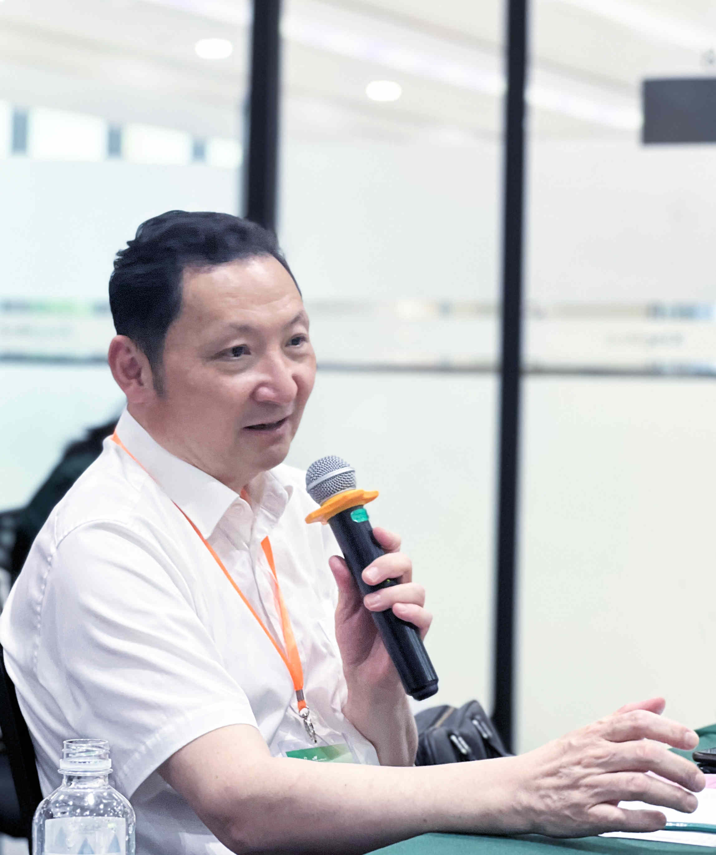 大會(huì)主席歐陽(yáng)平教授致開(kāi)幕辭