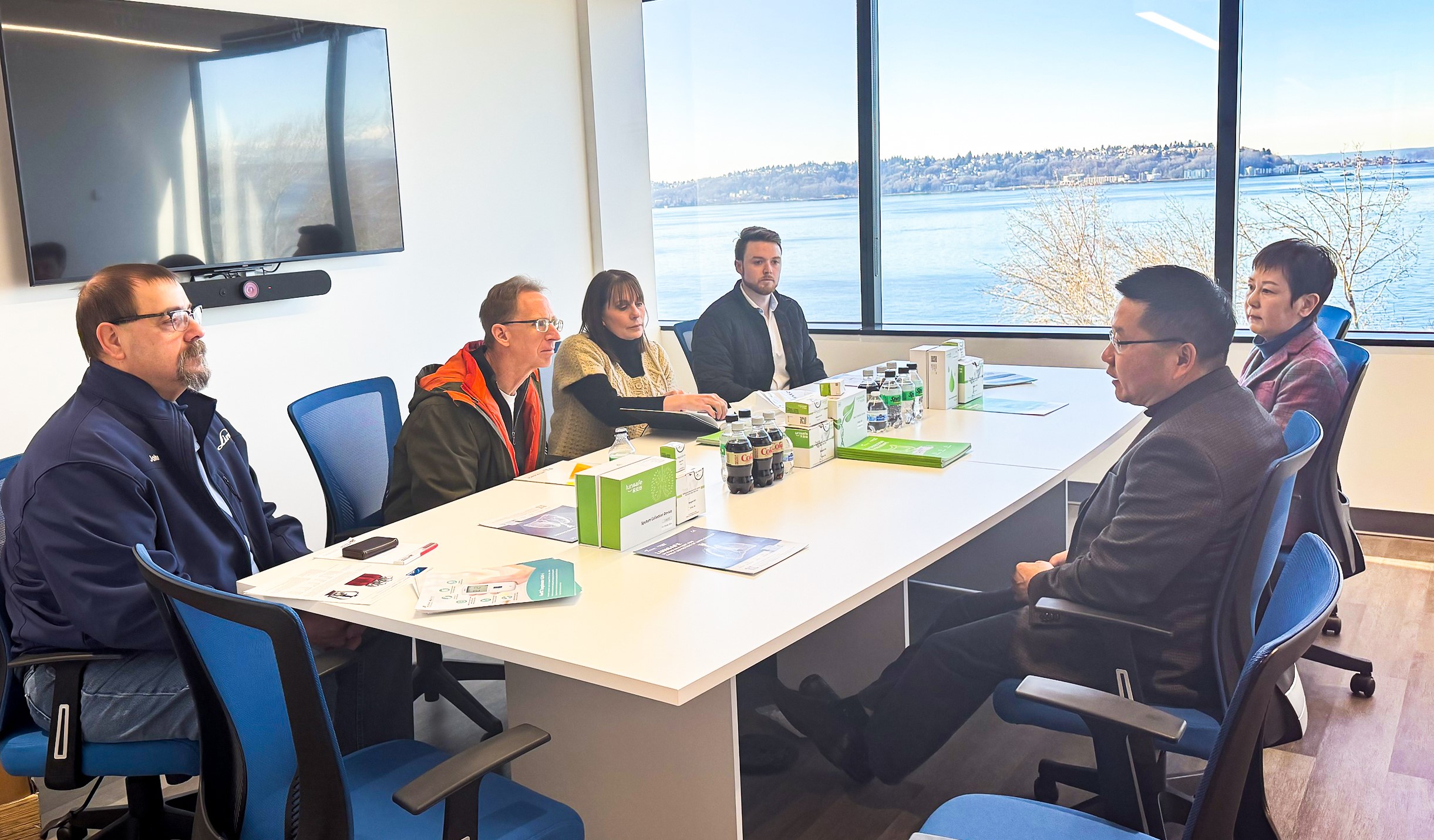 2-Dr. Zou meeting visitors-2(1).jpg